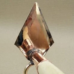 Serfouette Manche Long Panne Et Fourche En Cuivre Modèle Phoénix - Gamme PKS Bronze 12 Serfouette Manche Long Panne Et Fourche En Cuivre Modèle Phoénix - Gamme PKS Bronze -Promesse De Fleurs Serfouette manche long panne et fourche en cuivre modele Phoenix Gamme Schauberger 99225 3