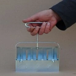 Presse Mottes En Acier Galvanisé 4 Mottes De 50 Mm 6 Presse Mottes En Acier Galvanisé 4 Mottes De 50 Mm -Promesse De Fleurs presse mottes en acier galvanis 4 mottes de 50 mm copyright 17050 3